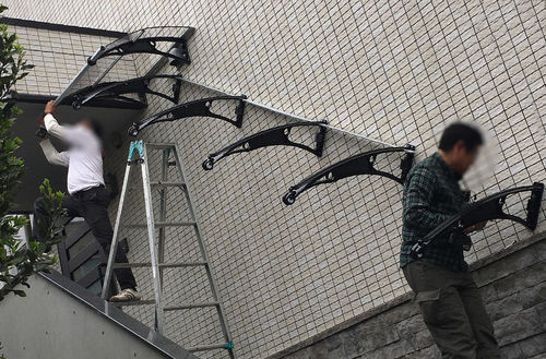 外階段の庇後付け施工