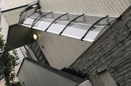 ひさしを外階段に設置