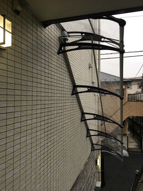 外階段に屋根を設置