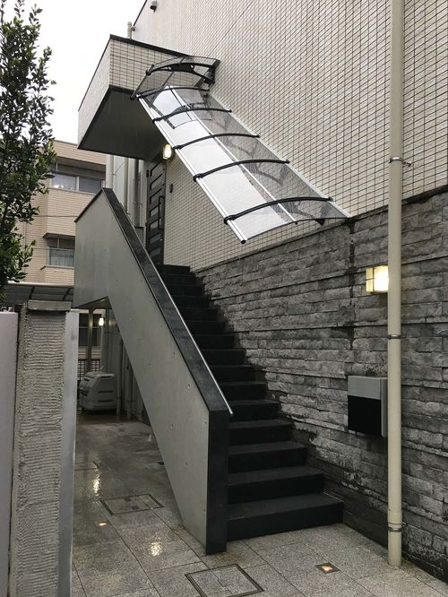 外階段に庇取付
