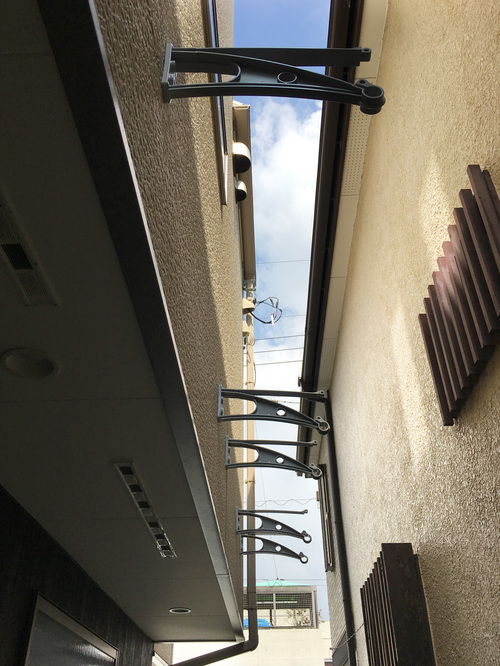 ひさし後付け、雨よけ、デザインひさし、ユニーク