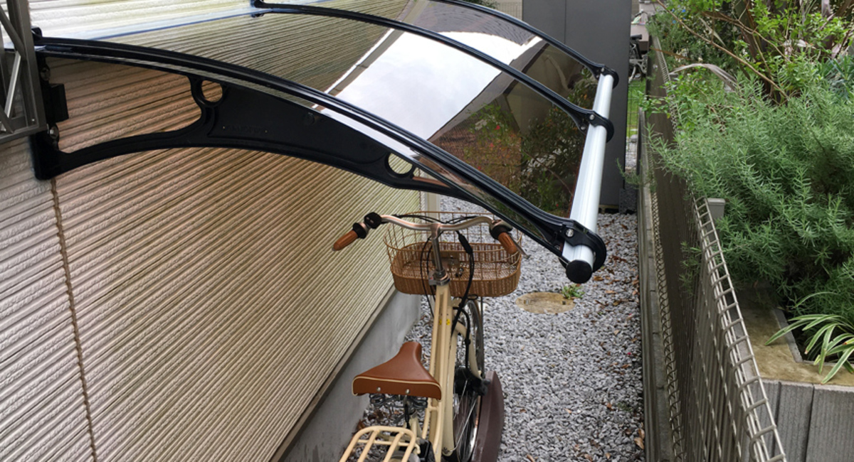 庇後付けで濡れる心配のない自転車の専用スペースを作りたい 庇の知識があり後付けが楽しいと人気のお店です