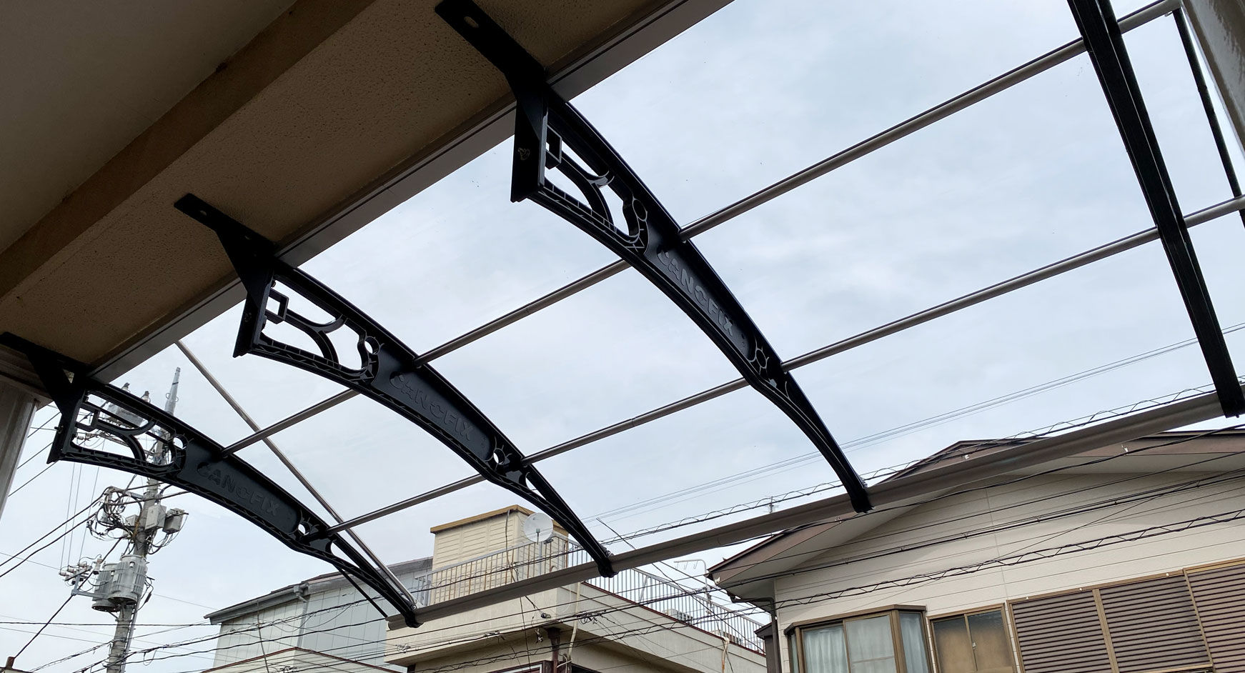 雨の吹き込み防止として低く設置したひさし