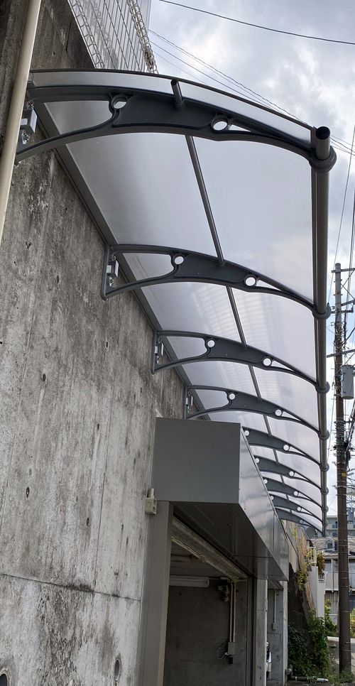 車庫に庇を後付けしてガレージのような多目的空間作り 施工事例 庇の後付けなら庇専門店のケノフィックス