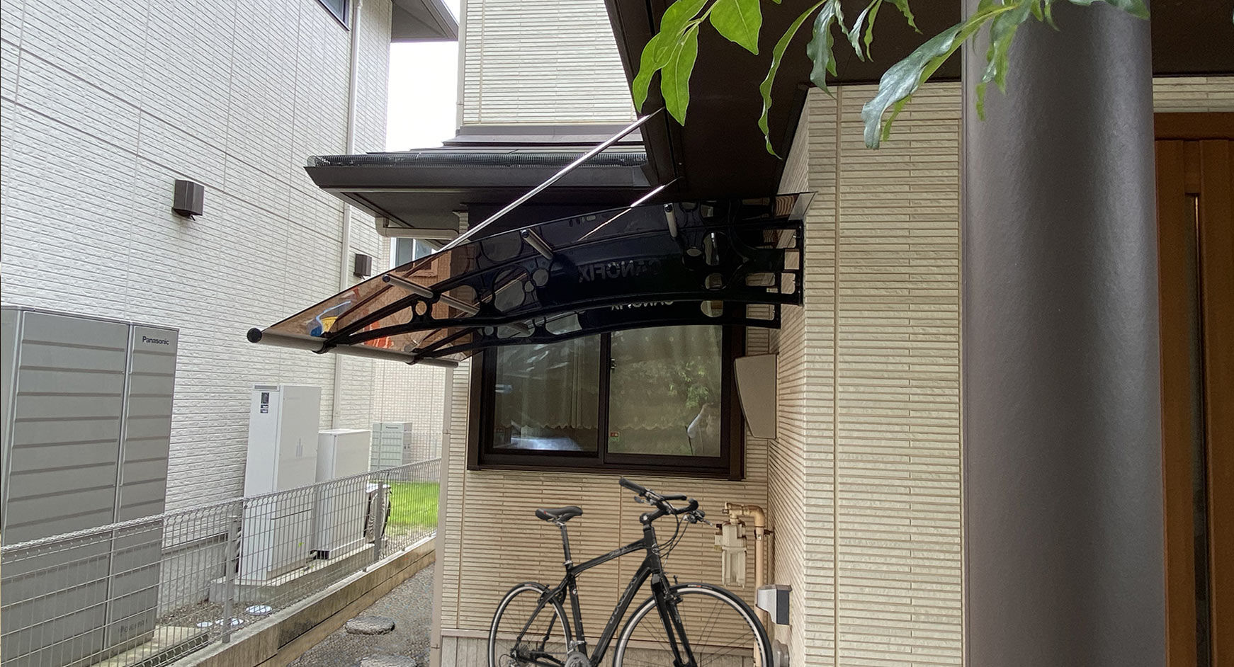 屋根を後付けした自転車置き場
