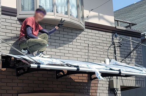人が乗っても問題ない丈夫な庇