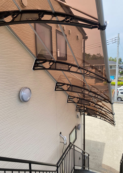 柱を立てずに外階段庇完成