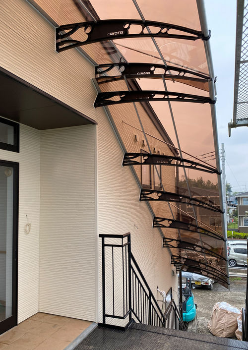 屋根シートが滑らないようにコムパッキングを挟み込みます。