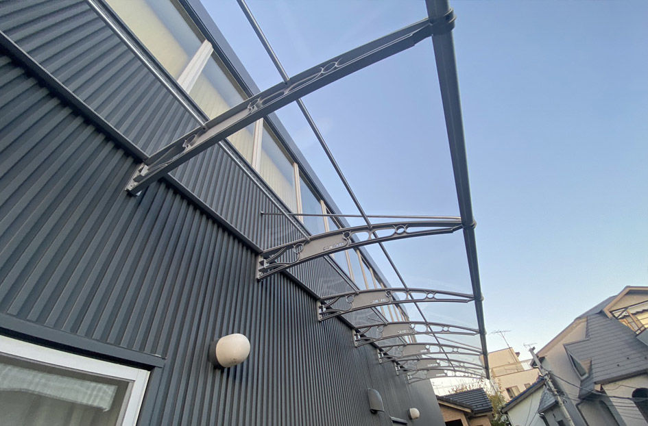 後付けなのに違和感のないベランダ庇「ケノフィックス」