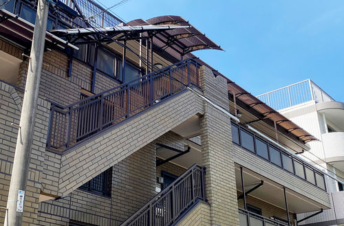 最上階に庇をつけて建物の印象を変える