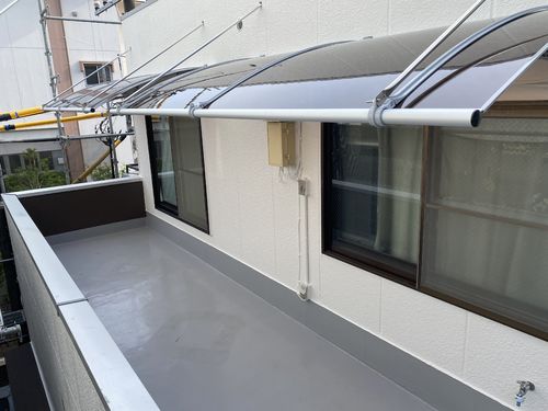 ３階のテラスバルコニーにお洒落な庇